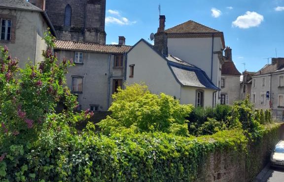 Gîte spacieux centre-ville, terrasse ensoleillée, parking et Wi-Fi