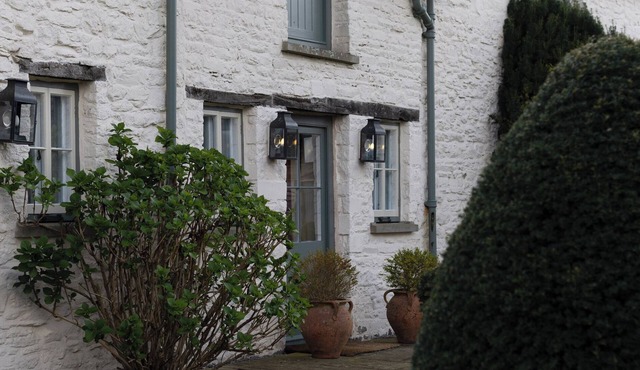 GATEKEEPERS COTTAGE, pet friendly, with a garden in Llandovery