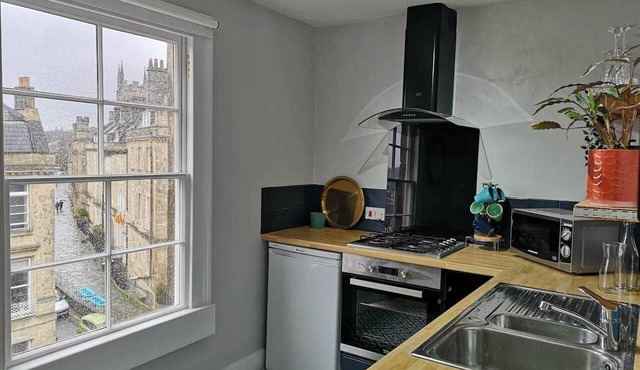 Georgian 2 bed. City center. Parking. Views.