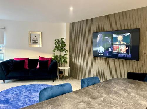 Glas Go Executive 2-Bedroom Apartment near OVO Hydro Free Parking