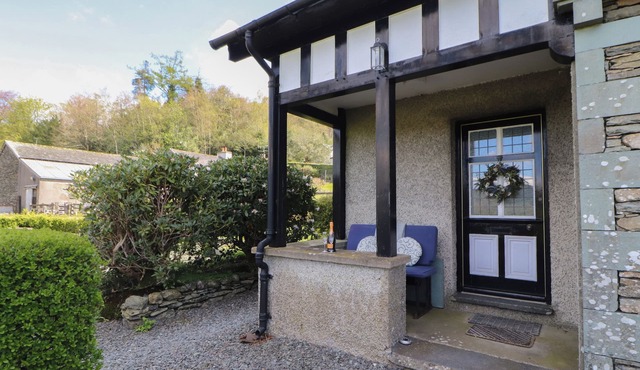 GLENSIDE, pet friendly, character holiday cottage in Far Sawrey