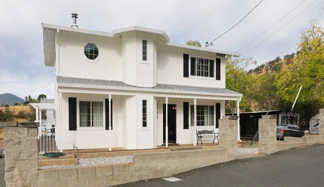 Gorguous and spacious home with panoramic views in Clearlake.