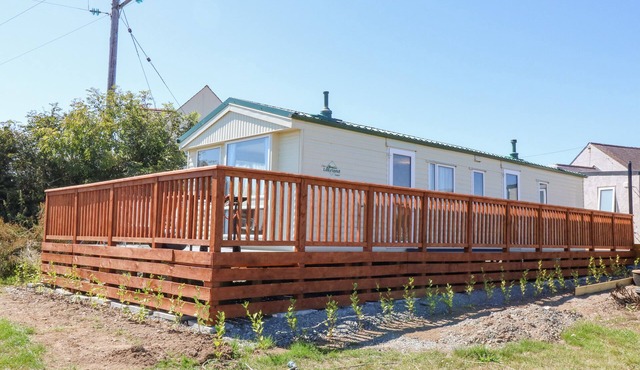 GORPHWYSFA CARAVAN, pet friendly, with a garden in Cemaes Bay