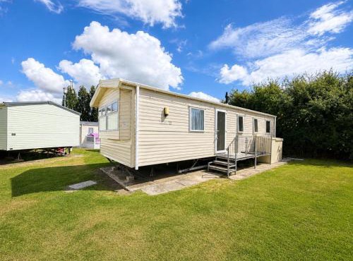 Great Caravan With Decking At Dovercourt Holiday Park Ref 44506F