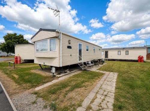 Great Caravan With Modern Furnishings At Dovercourt Holiday Park Ref 44007D