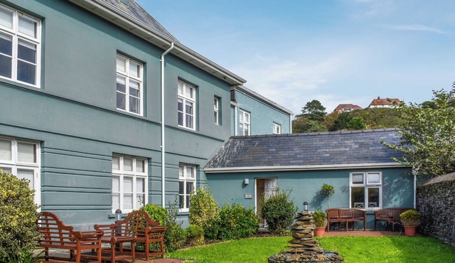 Great ground floor apartment in the heart of Aberystwyth with shared hot tub.