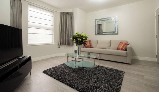 Ground Floor 1-Bed Apartment w Parking & Sofa Bed