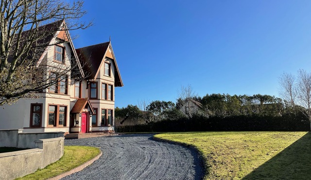 Group Accommodation in Lakeside Village
