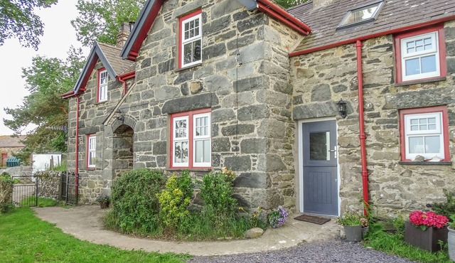 HAFODTY, pet friendly, with open fire in Conwy