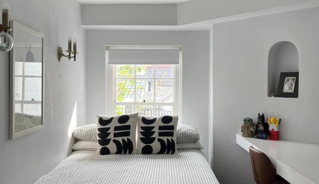 Hampstead Cottage with courtyard