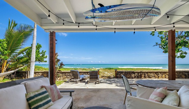 Hawaiian Beach Front Home Newly remodeled 1942 Beachfront Luxury Cottage.