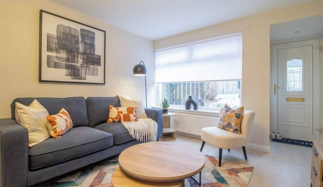 Hawick House - Stylish 2-Bed in Coatbridge.