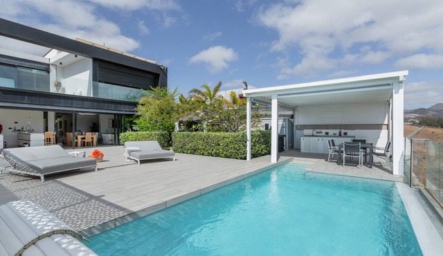 Heaven Ocin Vacation Apartment with Sea Views, Wi-Fi, and Air Conditioning