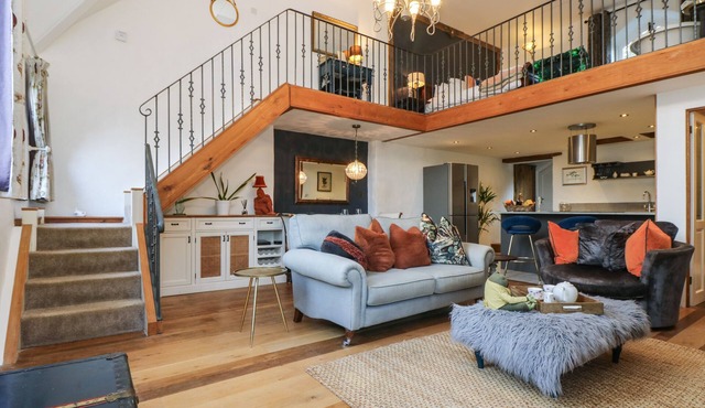 HIDEAWAY, pet friendly, luxury holiday cottage in Porth