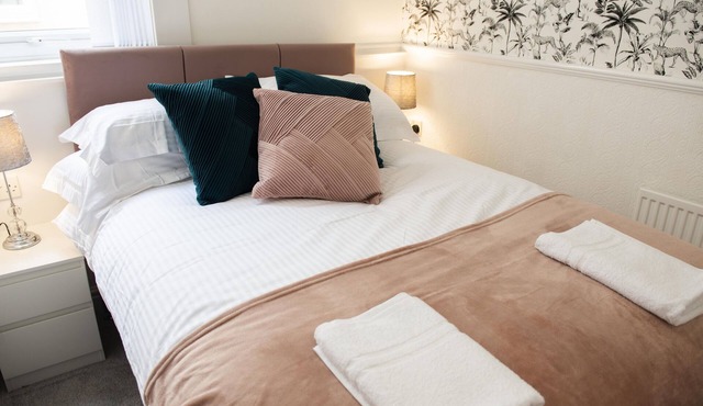Highcliffe Ebony Suite - Beachfront - 1 bed - sleeps 4