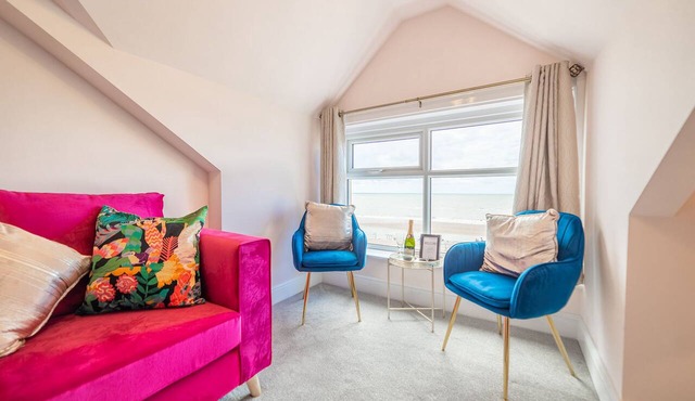 HIGHCLIFFE SUNSET SUITE - 2 BED - SLEEPS 4 - BEACHFRONT