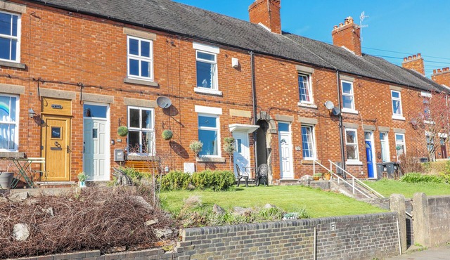HILL VIEW COTTAGE, pet friendly, with open fire in Ashbourne