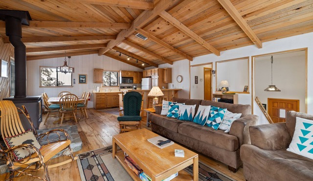 Hillside Haven - Summer Tahoe Donner Escape, Close to Hiking, Minutes to Downtown Truckee