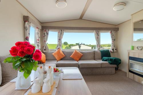 Hillside Splash Retreat -No Commercial Sign written Vehicles,Fishing Nearby & Communal Swimming Pool ,Pool open May to September
