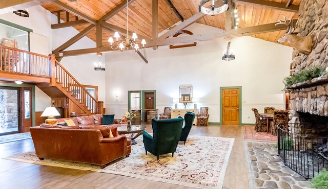 Historic Old Massanutten Lodge. Hot Tub! close to JMU and Massanutten Resort!