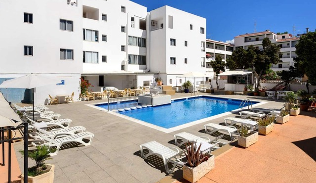Homerez - Apartment for 3 pers. with shared pool and sea view