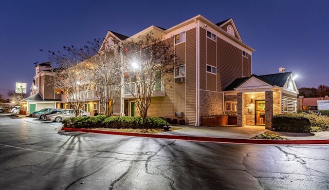 HomeTowne Studios by Red Roof Atlanta - Chamblee