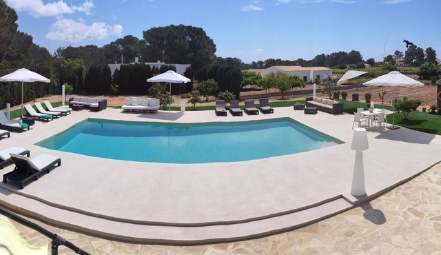 House/Apartment with swimming pool.