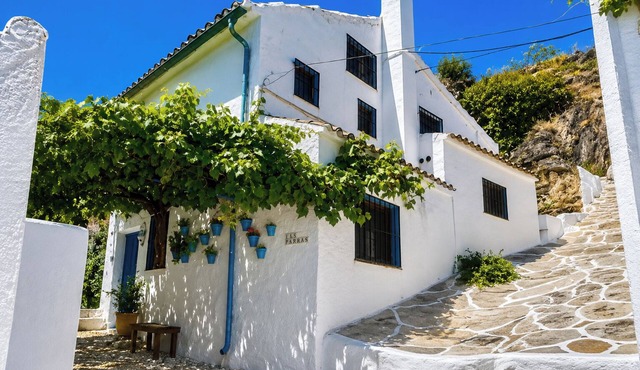 House Sleeps 4 With Mountain Views