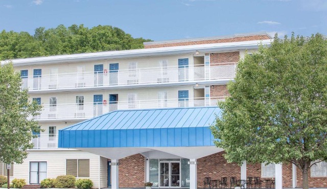 Howard Johnson by Wyndham Staunton