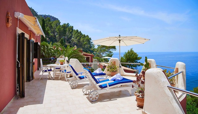 Idyllic accommodation on Mallorca with private terrace and sea view (Villa DEKA)