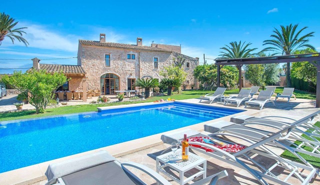 Impressive Stone-Clad Country House, A/C, Private Pool, Immaculate Gardens - 5 mins from Cala d'Or!