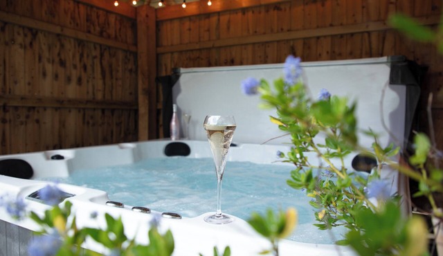 Indulge in elegance at Toppesfield Hall Cottage: Hot Tub, Tennis, Bike Hire, Relaxation Treatments!