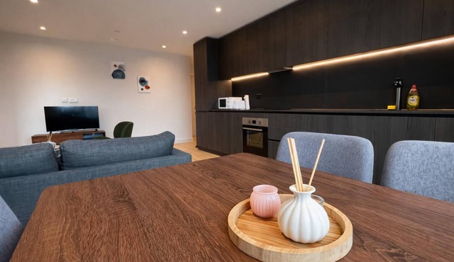 Industrial Luxe 2BR Designer Flat near Victoria