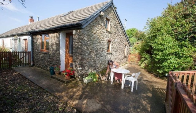Inviting 2-Bed Cottage in Newcastle Emlyn