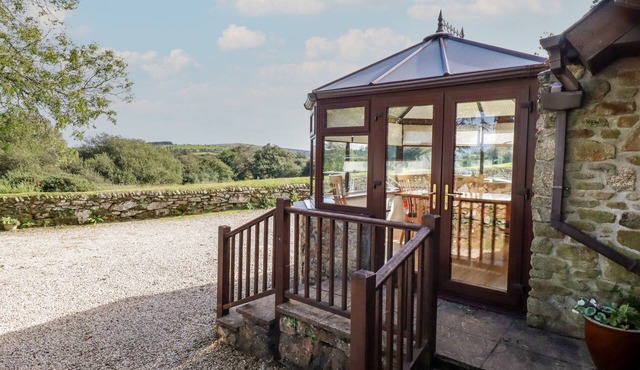 JOLLS GROUND BARN, pet friendly, with open fire in Five Lanes