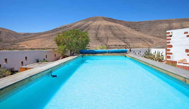 Kikiki Apartamento Rosso with Mountain View, Pool & Wi-Fi