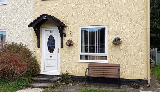 Kingfisher Cottage Caernarfon-river rambling & relaxing, in a beautiful setting