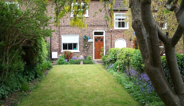 Laburnum Cottage. Long enclosed dog friendly garden leading to the beck.