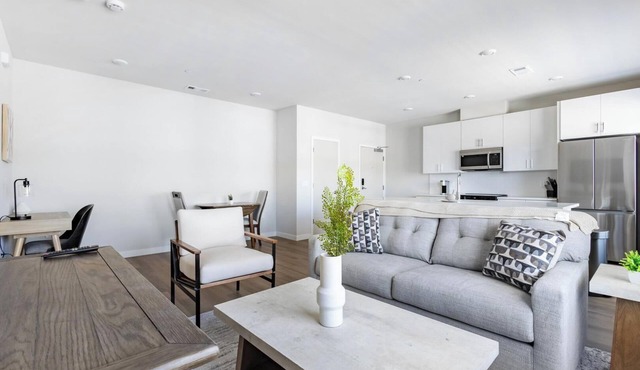 Landing | Chic 1BD, Clubhouse, Courtyard