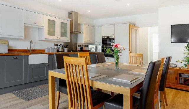 Large Modern Scenic 4 Bedroom Townhouse