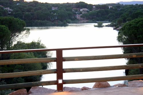 LAS CABAÑAS DEL LAGO más pase piscina las 2 columnas Del 1 junio 2026 al 30 agosto 2026