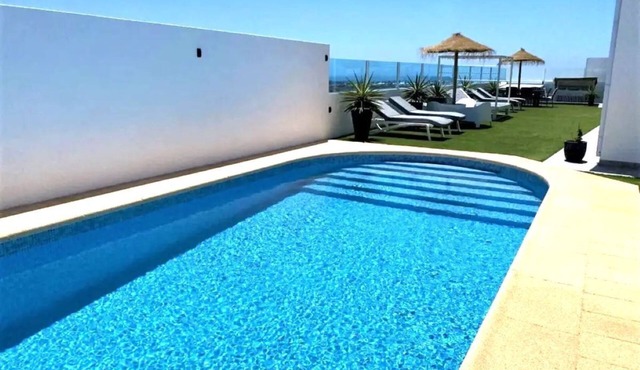 Lillos- 3 bed/3 bath pool/hot tub sea views on the golf estate, Costa Teguise