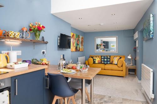 LLANSTEFFAN - Flora a Fabulous apartment for 2