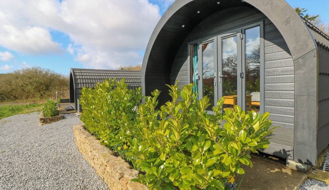 LODGE 2, pet friendly, country holiday cottage in Pontyates