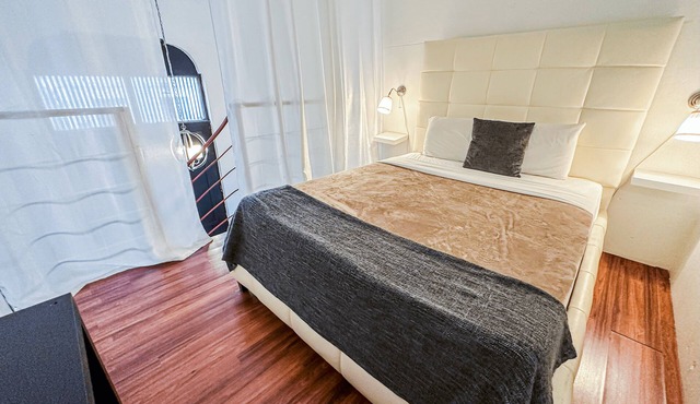 Loft Aparment Steps From Nightlife, Gladiolas II/Loft + Room/Free WIFI - 2101