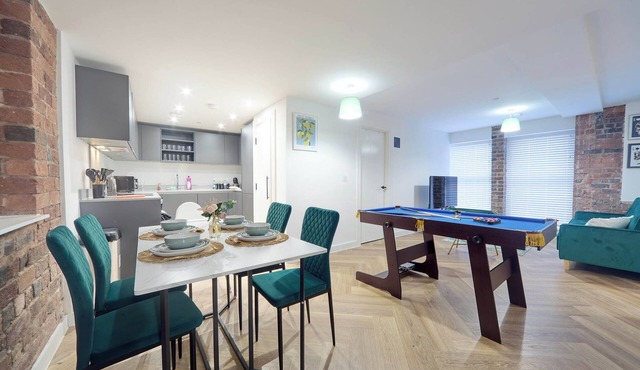 Lux Nostalgic City Stay w/Pool Table, Netflix, Sofa Bed, sleeps 6,Nostagia stays