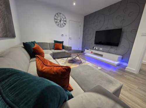 Luxurious 3 Bed & 3 Bath Hatfield House with Balcony View & Terrace Garden