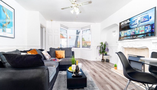 Luxury 3 Bed House - Garden - Parking