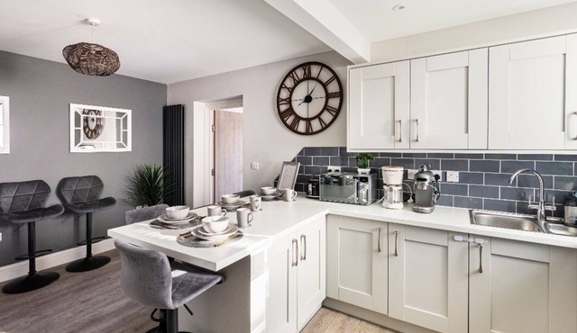 Luxury 4 bed 5 baths house ,free parking, wifi