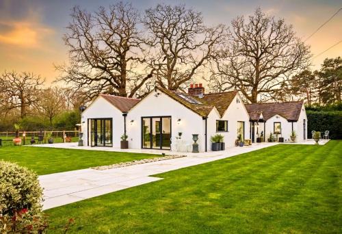 Luxury Ascot Villa Steps from Royal Ascot, 5 mins to Legoland Windsor Resort, 10 mins to Windsor Castle